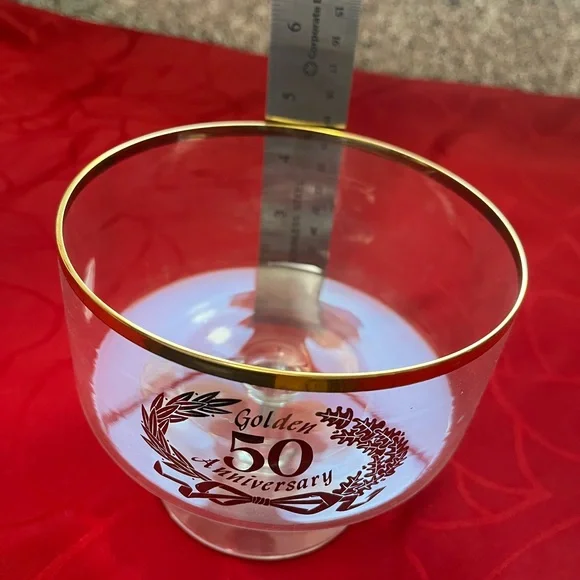 Gold and White Accent Vase for Elegant Celebrations - Picture 3 of 4